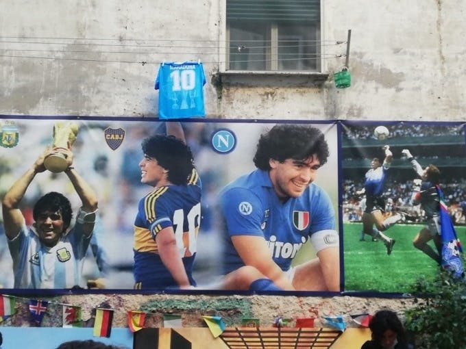 Recorrido a pie para grupos pequeños de Maradona en Nápoles