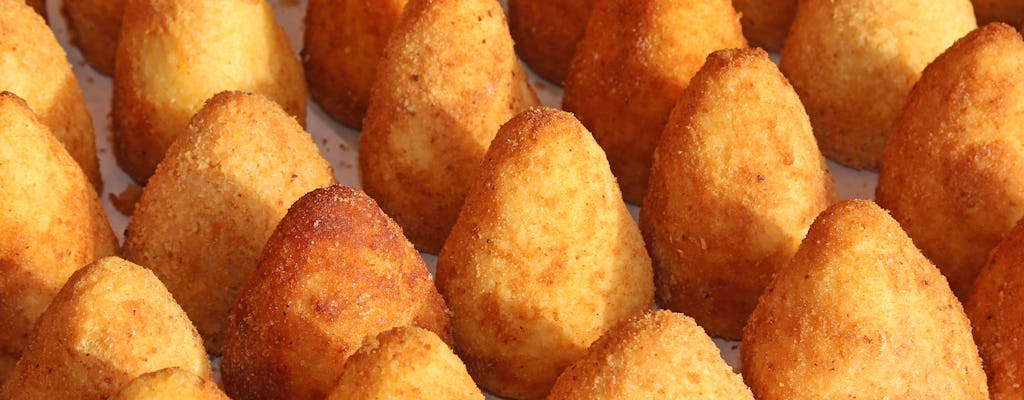 Aula de culinária de arancini e cannoli em Taormina