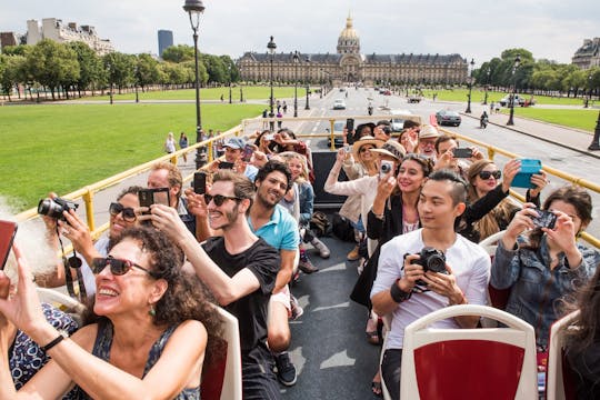 Hop-on hop-off-bustour, boottocht op de rivier en entreetickets voor het Louvre
