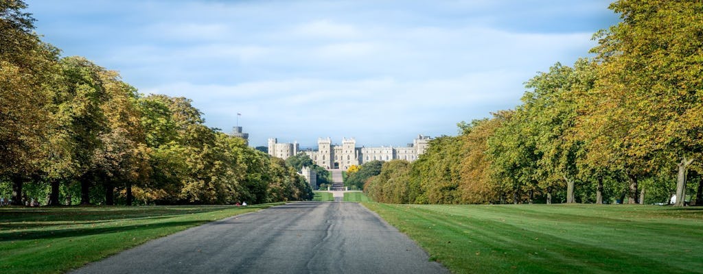 Hop-on-Hop-off-Bustour mit offenem Verdeck in Windsor