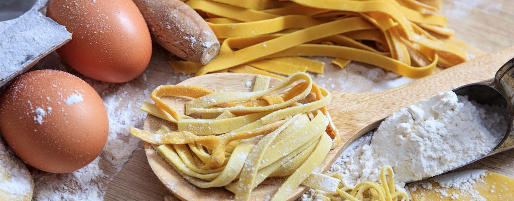 Clase de elaboración de pasta, degustación de vinos y cena en Frascati.