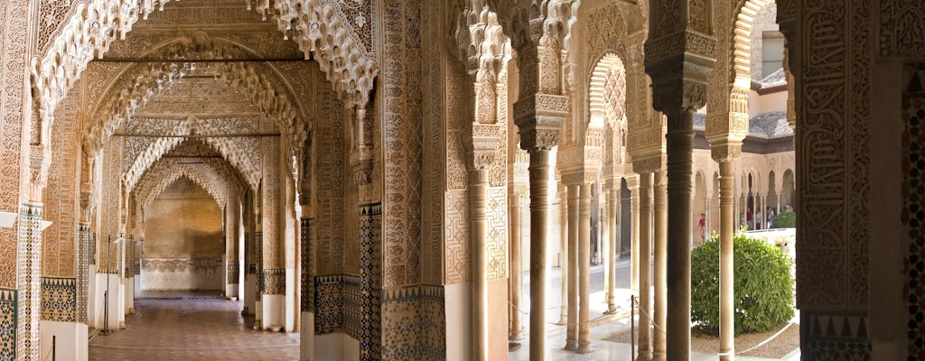 Alhambra and Generalife premium tour in a small group with entrance tickets