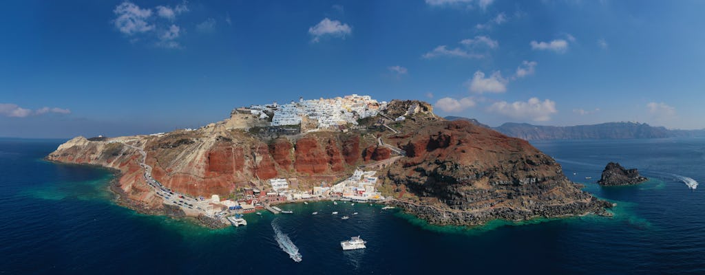 Cruzeiro ao pôr do sol vermelho em Santorini