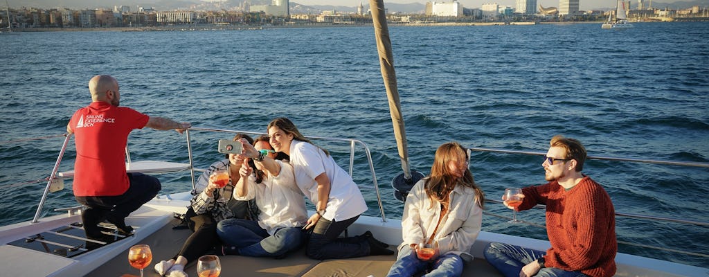 Experiencia privada de almuerzo o cena en un catamarán.