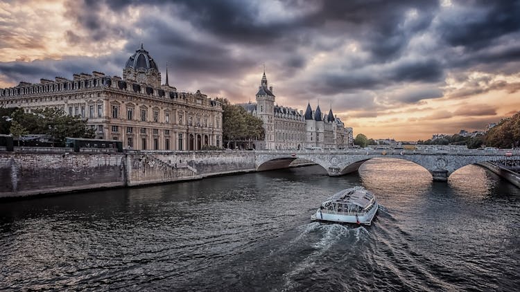 Combo tickets for Conciergerie and Seine River Cruise