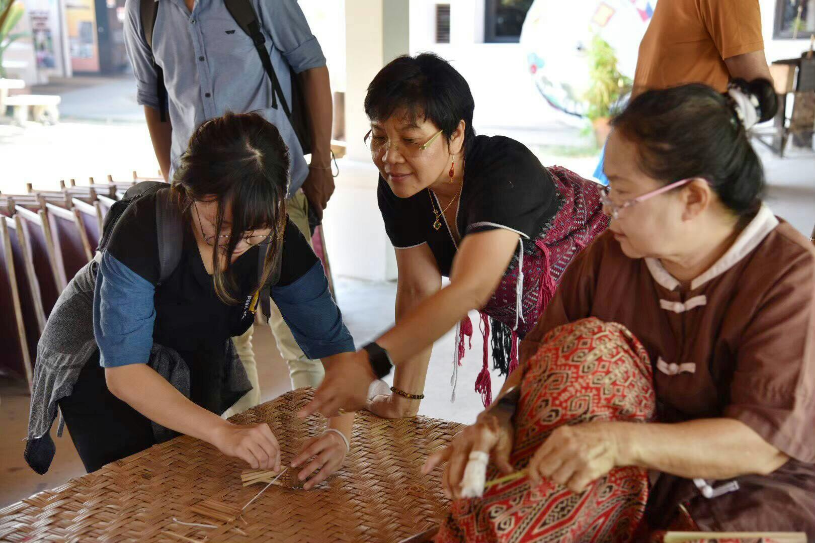 Sankampaeng and Bo Sang Handicraft Tour