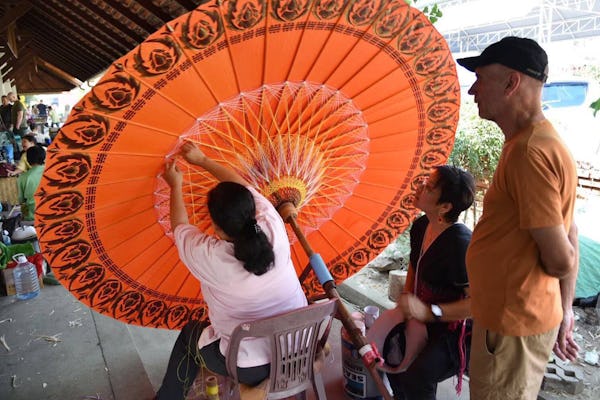 Excursión en grupo reducido a Sankampaeng y Bo Sang Handicraft