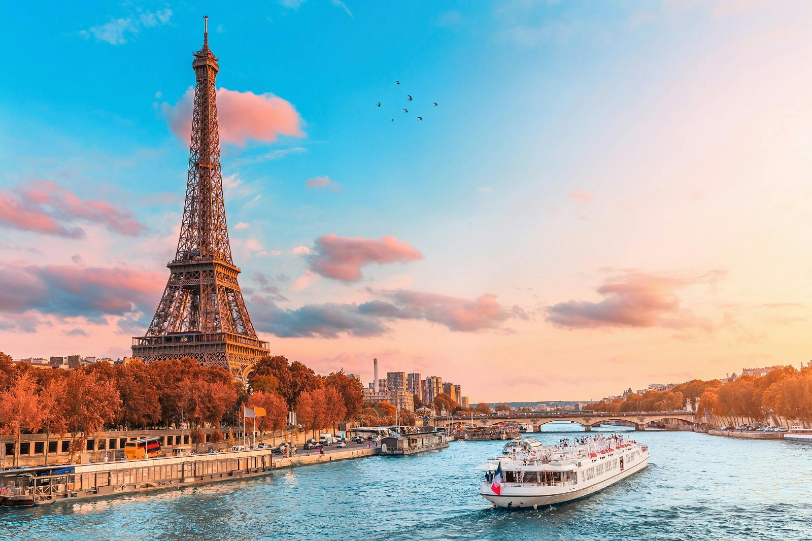 Bootsfahrt auf der Seine mit Verkostung französischer Crêpes in der Nähe des Eiffelturms
