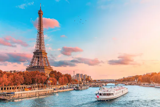 Cruzeiro no rio Sena com degustação de crepes franceses perto da Torre Eiffel
