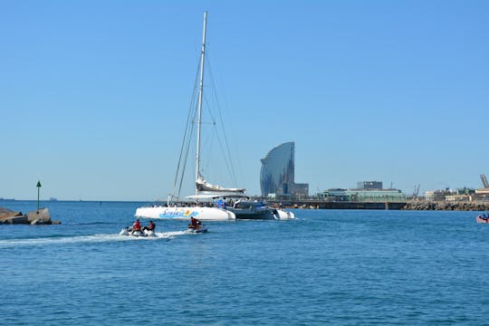 Cruzeiro de catamarã com churrasco para grupos em Barcelona