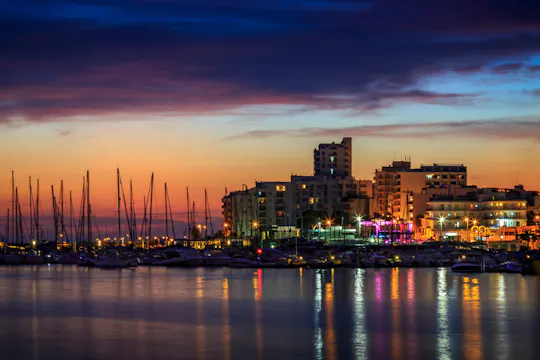 Ibiza boottocht bij zonsondergang met DJ set