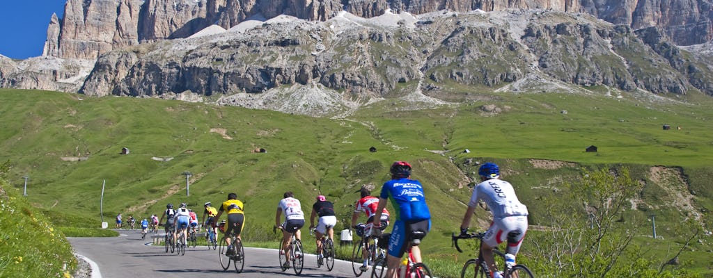 Passeio de bicicleta pelos quatro passes das Dolomitas