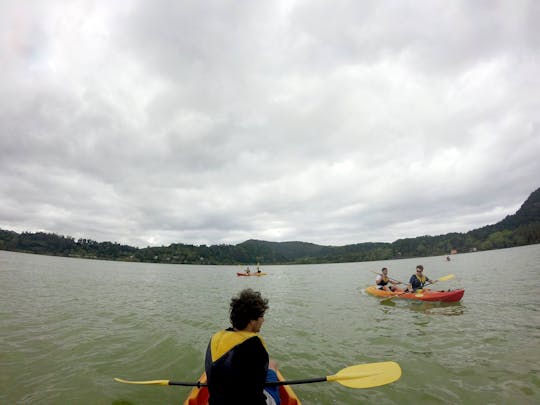 Billete para la experiencia en kayak en el lago Furnas