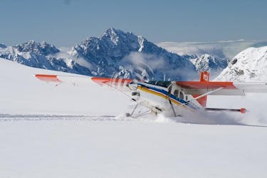 Il ghiacciaio mette in evidenza il volo panoramico dell’aereo da sci