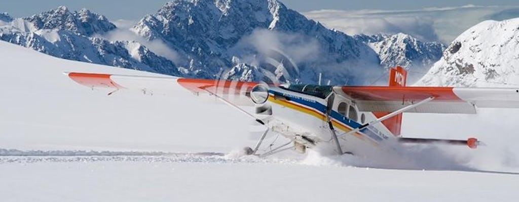 Le glacier met en valeur le vol panoramique en avion de ski