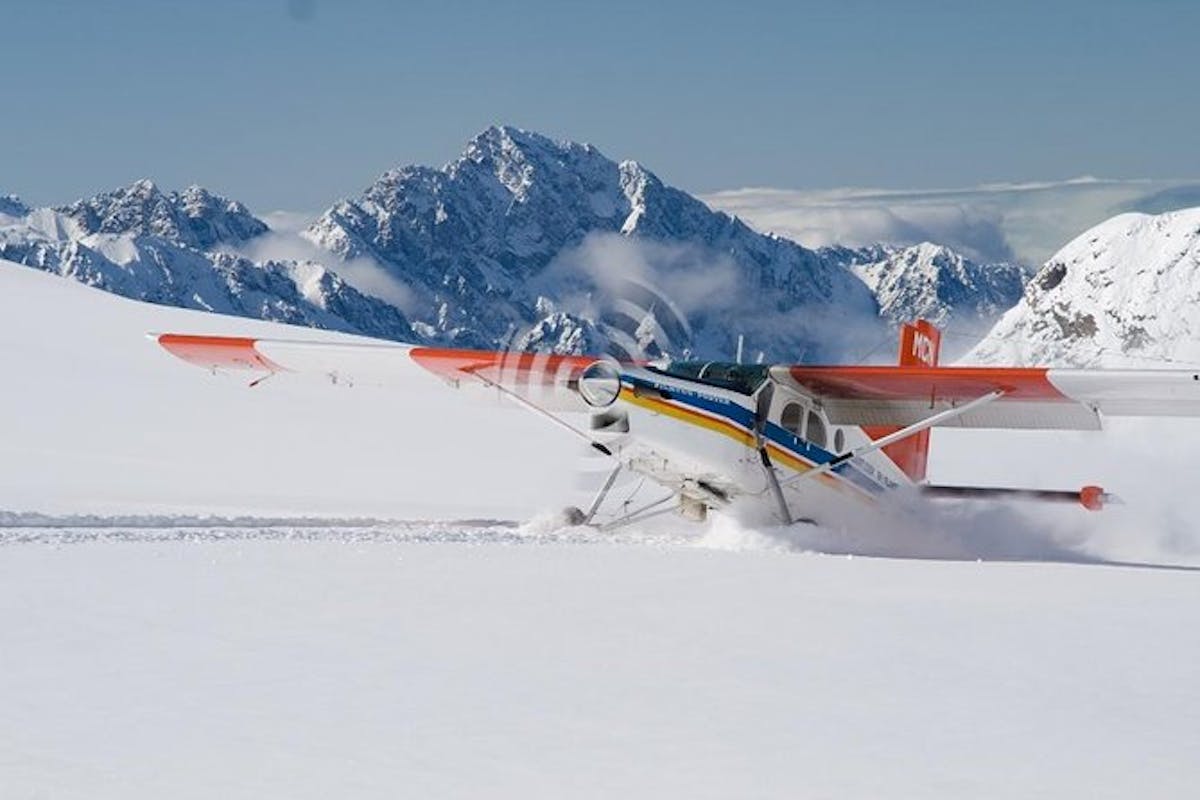 Gletsjer benadrukt ski-vliegtuig rondvlucht