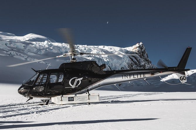 Le glacier met en valeur le vol panoramique en hélicoptère