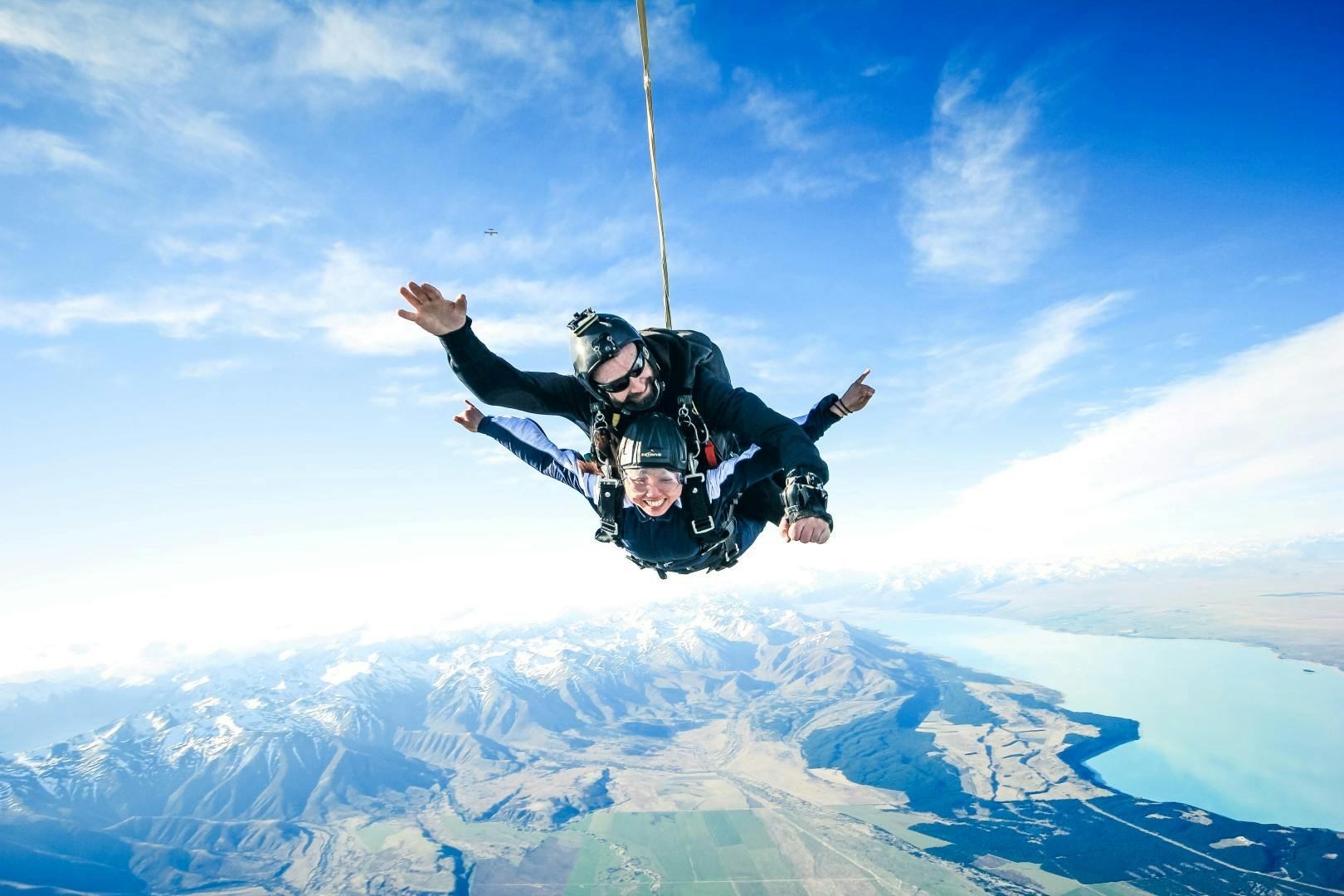 15 000 stóp Skydive w tandemie nad Mt. gotować