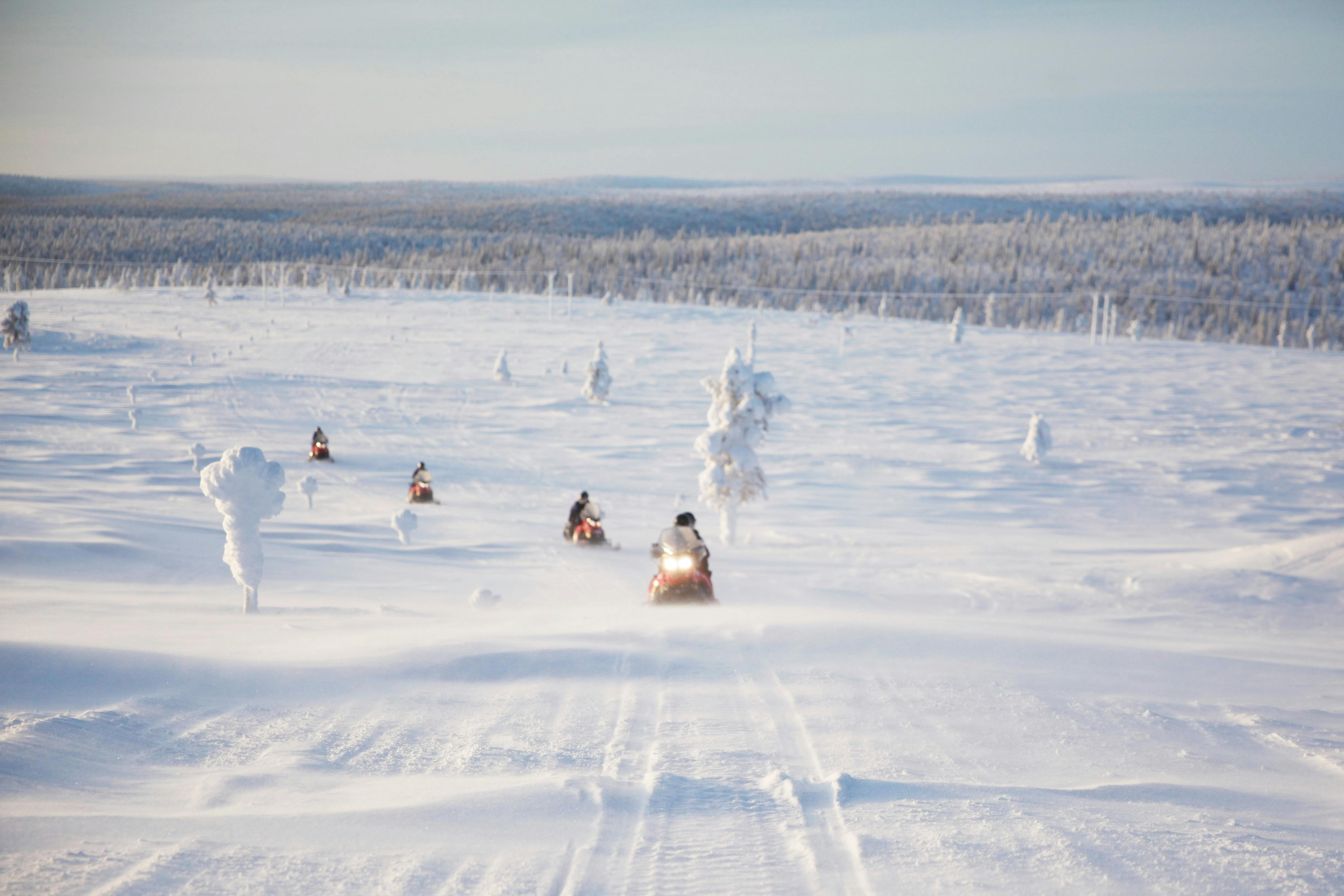 Rozszerzone safari na skuterach śnieżnych w fińskiej Laponii