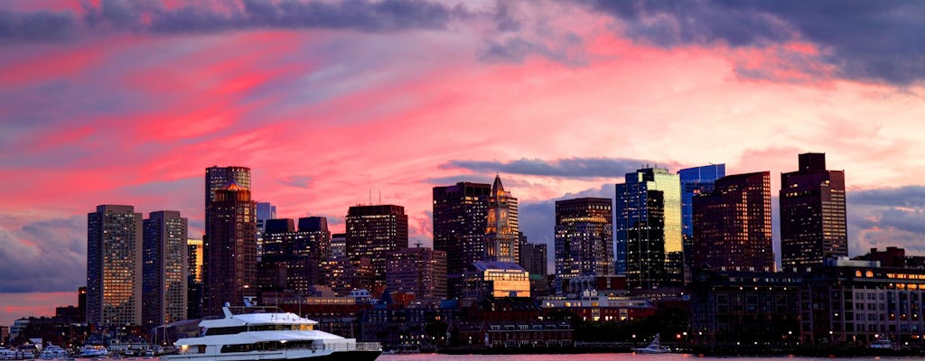 Cruzeiro clássico ao pôr do sol no porto de Boston