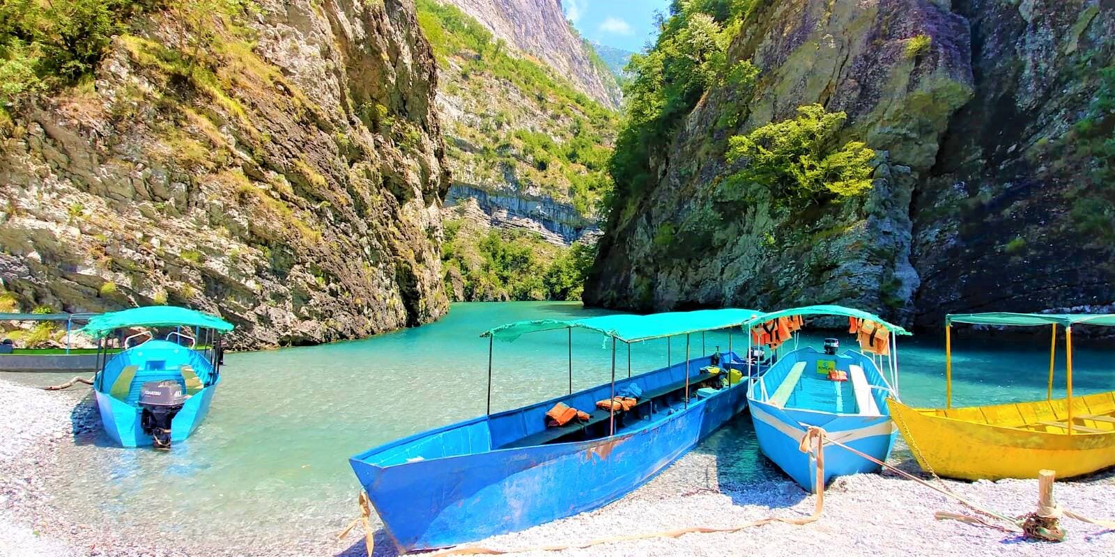 Tour por el lago Komani y paseo en barco