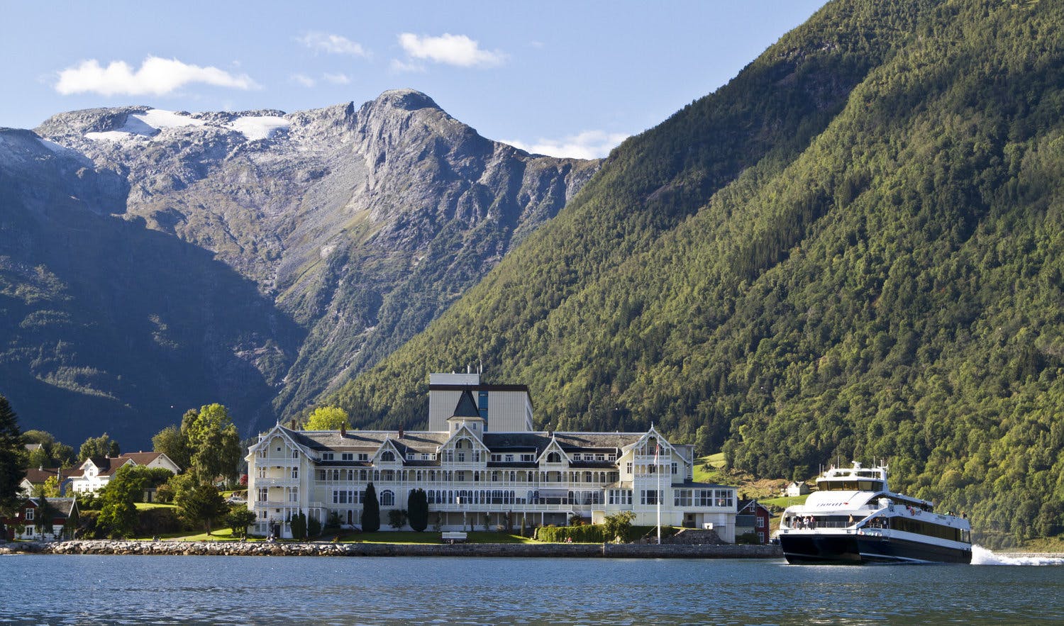 Guided day-tour to Sognefjorden and Flåm with a Sognefjord Cruise and Flåm railway