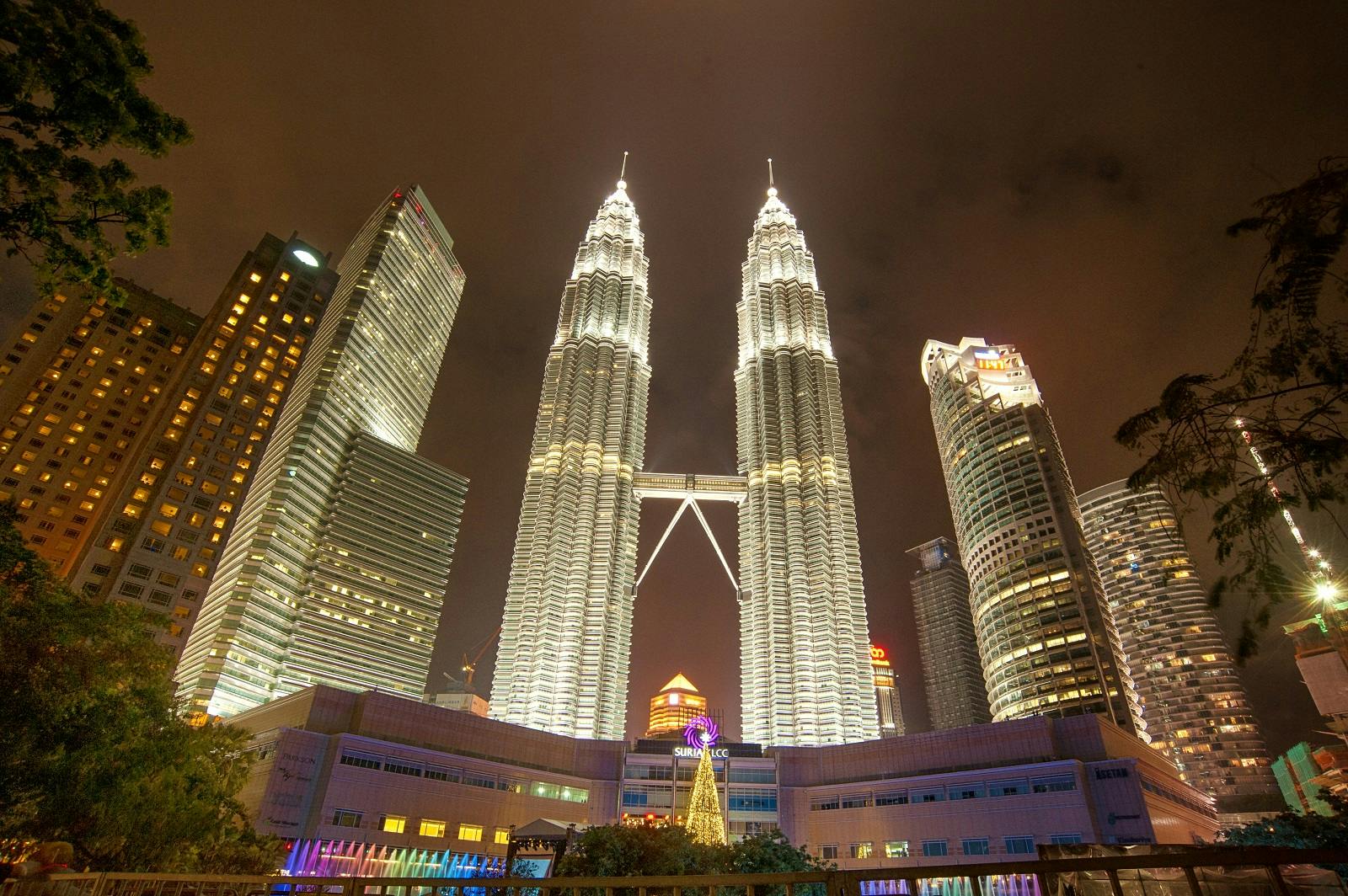 Excursão noturna privada Petronas Twin Tower dança cultural e compras