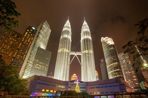 Prywatna nocna wycieczka Petronas Twin Tower z tańcem kulturalnym i zakupami
