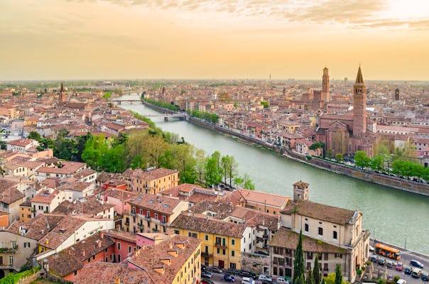 History, food and wine tour with lunch in Verona