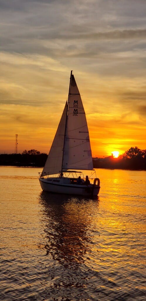Dwugodzinny prywatny rejs żeglarski o zachodzie słońca po jeziorze Fairview w Orlando