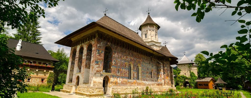 Excursión privada de un día a los monasterios pintados de la UNESCO desde Iasi
