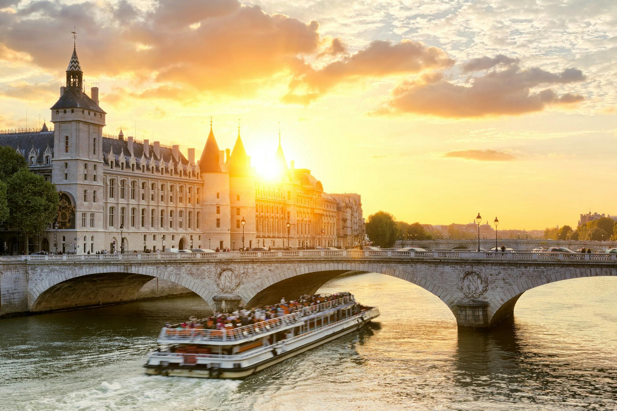 Hop-on hop-off-bustour, inclusief entreetickets voor de Conciergerie en rondvaart op de Seine