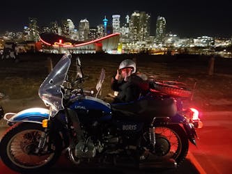 Passeio fantasmagórico assustador por Calgary em uma motocicleta sidecar vintage