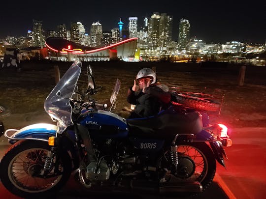 Passeio fantasmagórico assustador por Calgary em uma motocicleta sidecar vintage