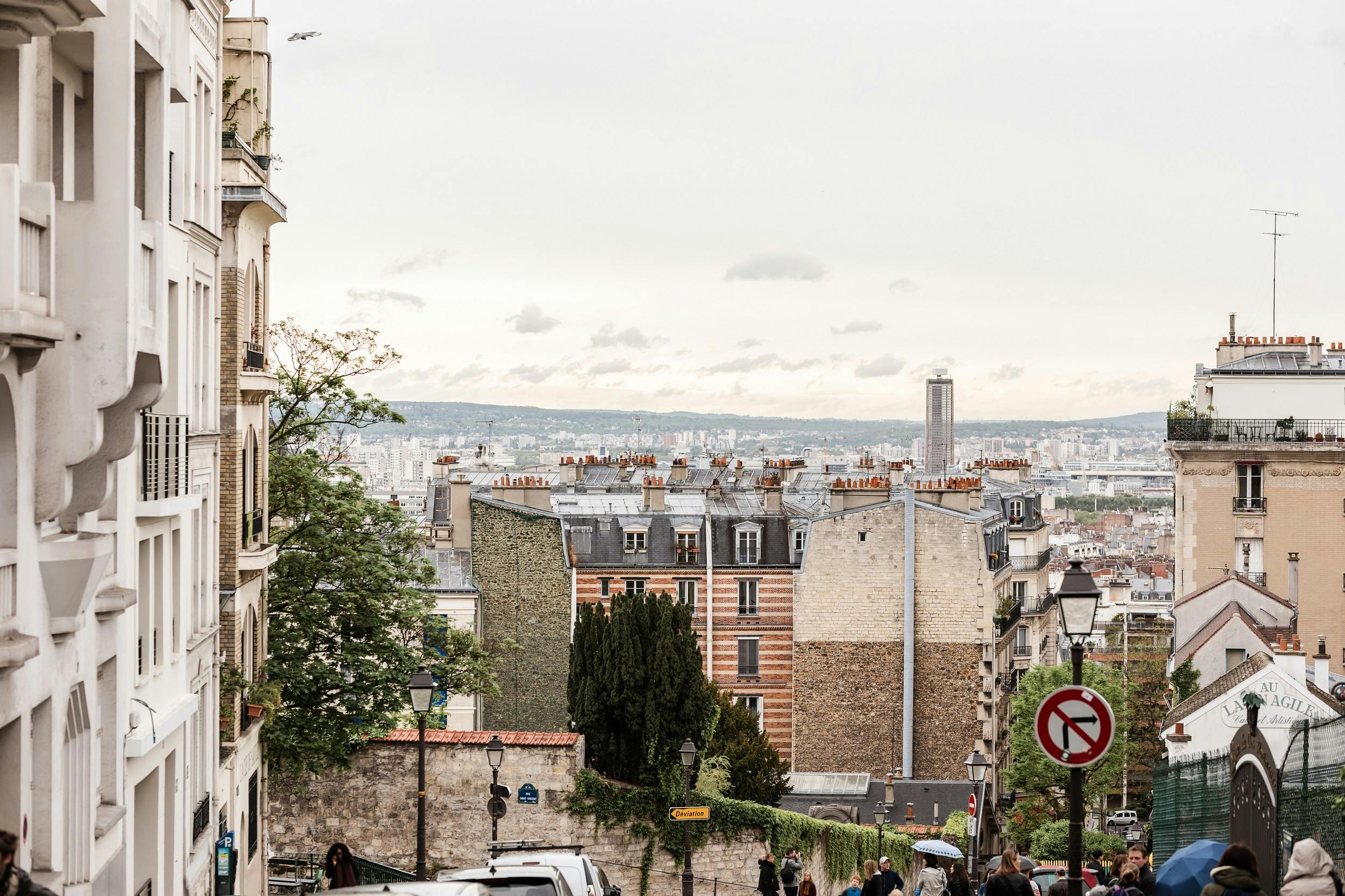 Visite privée de Paris - Explorez les quartiers éclectique de Montmartre et bohème de Clignancourt avec un guide local