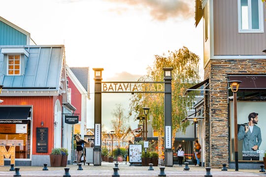 Einkaufen im Batavia Stad Fashion Outlet VIP-Tagespass mit Kaffee und Leckerei