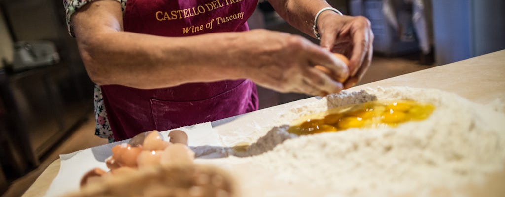 Tour pelas vinícolas com aula de confecção de massas e degustação de vinhos no Castello del Trebbio