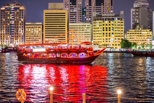 Cruzeiro com jantar em Dubai Creek dhow com embarque em Sharjah