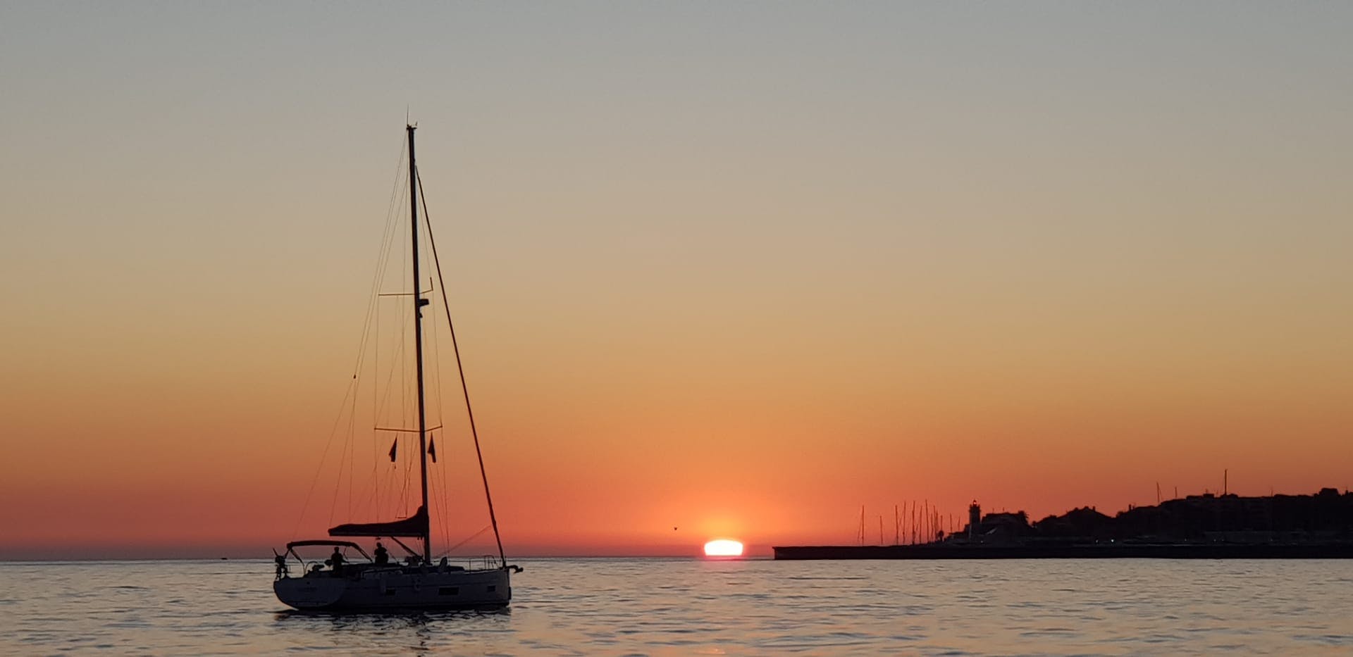 Cascais private Bootsfahrt bei Sonnenuntergang mit einem Begrüßungsgetränk