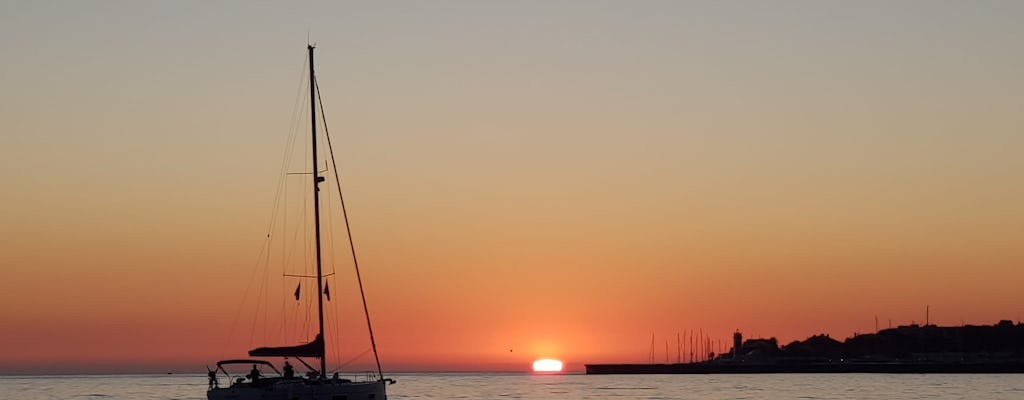 Crucero privado al atardecer en Cascais con bebida de bienvenida