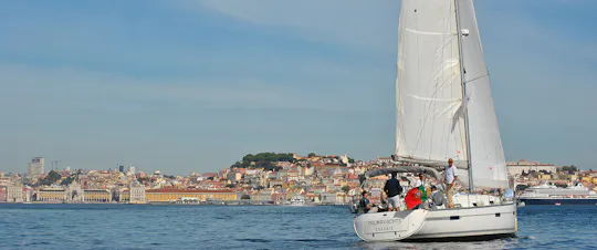 Croisière en voilier dans la vieille ville de Lisbonne avec un verre de bienvenue