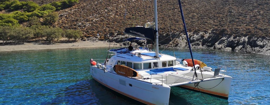 Cruzeiro privado de catamarã de dia inteiro em Paros, Antiparos e Despotiko
