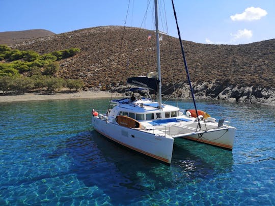 Cruzeiro privado de catamarã de dia inteiro em Paros, Antiparos e Despotiko