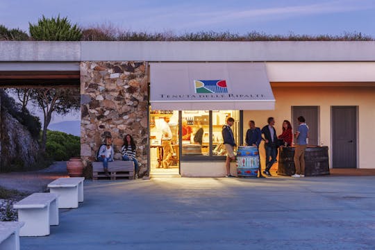 Aperitief bij zonsondergang met vrienden bij Osteria senz'Oste
