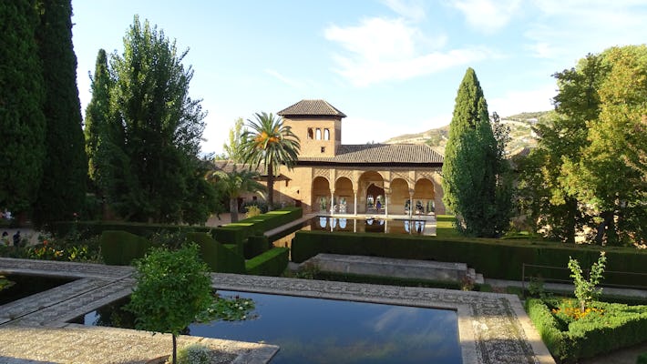 Ingressos sem fila para Alhambra e Generalife e visita guiada aos Palácios Nasridas para pequenos grupos
