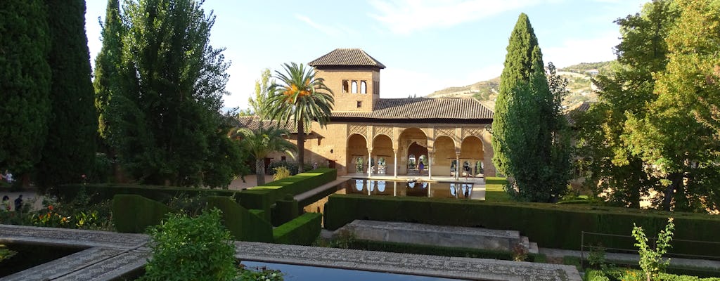 Ingressos sem fila para Alhambra e Generalife e visita guiada aos Palácios Nasridas para pequenos grupos