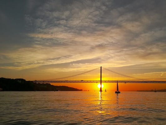 Cruzeiro à vela para grupos pequenos em Lisboa ao pôr do sol com bebida de boas-vindas