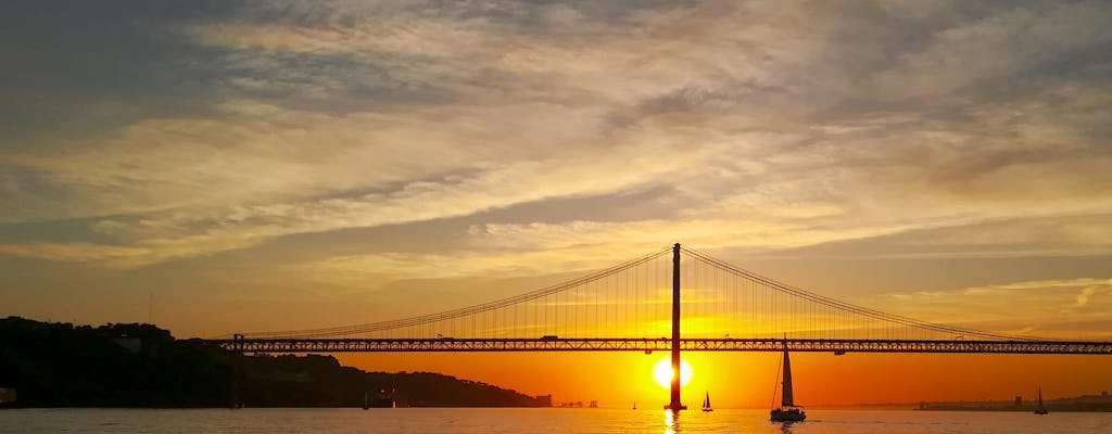 Cruzeiro à vela para grupos pequenos em Lisboa ao pôr do sol com bebida de boas-vindas