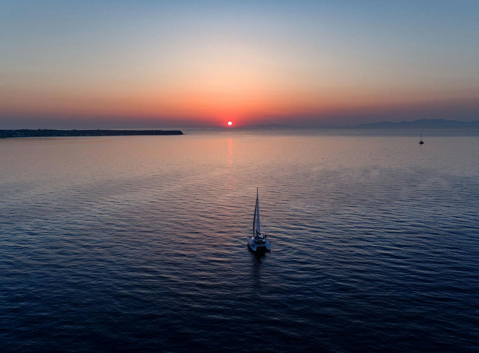 Luxe privécruise bij zonsondergang in Santorini