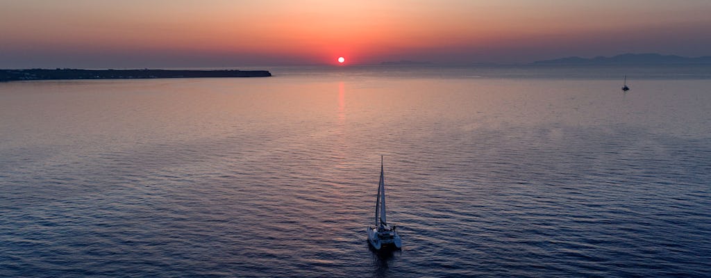 Cruzeiro privado de luxo ao pôr do sol em Santorini